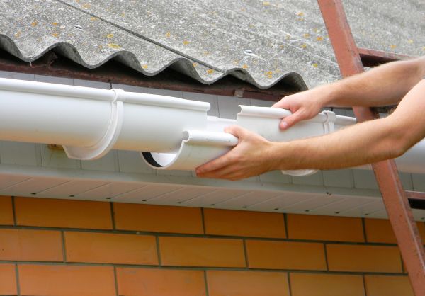 Gutter Hanging in Mableton